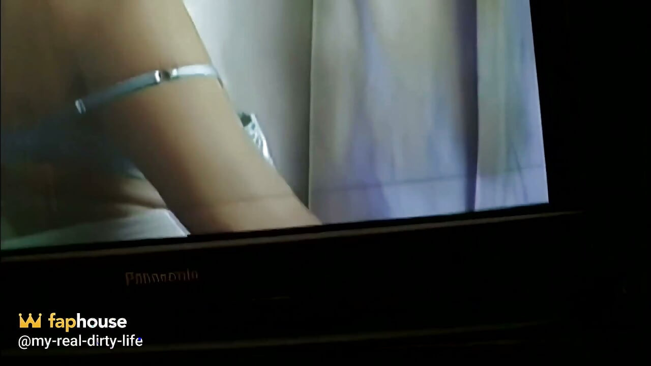 El O Urmărește Cum Se Masturbează La Televizor, Ea Apare În Cameră Ca Să Fie Futută Ca O Oaie Pe Canapea
