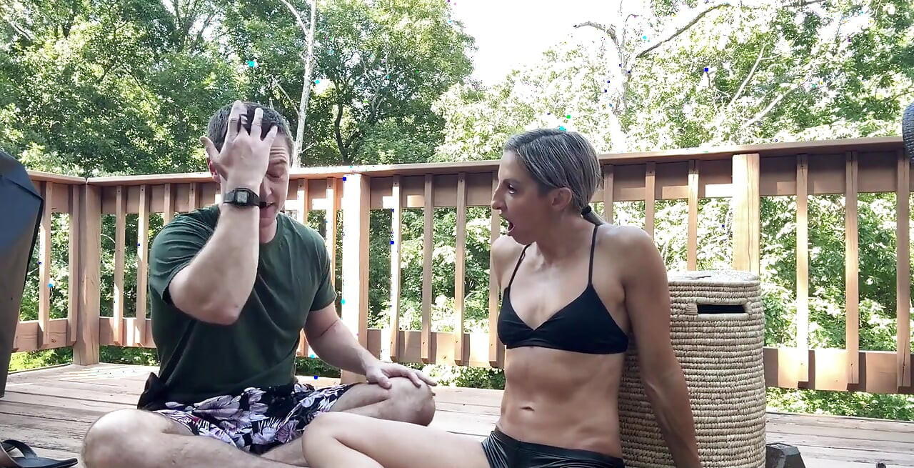 Leo se lave sur les abdominaux de Lora