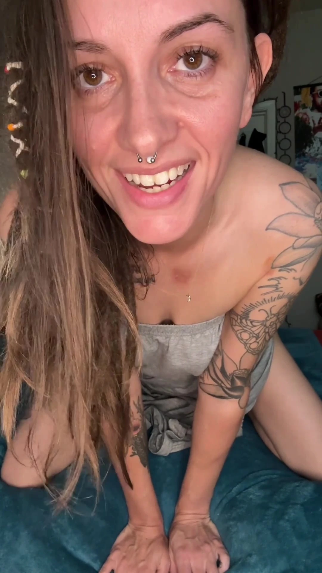 Azgın orta yaşlı seksi kadın chery boşalmak için klitoris emen oyuncağı kullanıyor