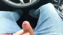 Sexy brunetka vášnivě kouří v taxíku před prací