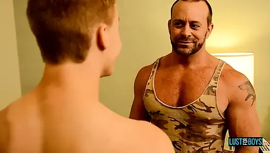 Lustforboys Casey Williams Bendy boy sikişinde Billy Londons'ın yarak deliğini dolduruyor