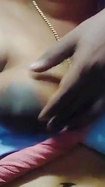 Moment emoționant de la "Indiancă desi bhabhi Mohini cu țâțe mari savurată cu fiul ei vitreg"