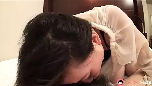 A dona de casa japonesa Sara Yumeka trai o marido em um quarto de hotel sem censura.