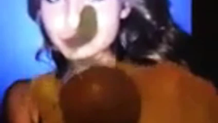 Sarah boşalıyor