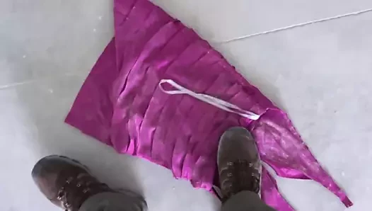 Pembe fuşya 1 elbise ile süpürme zemin