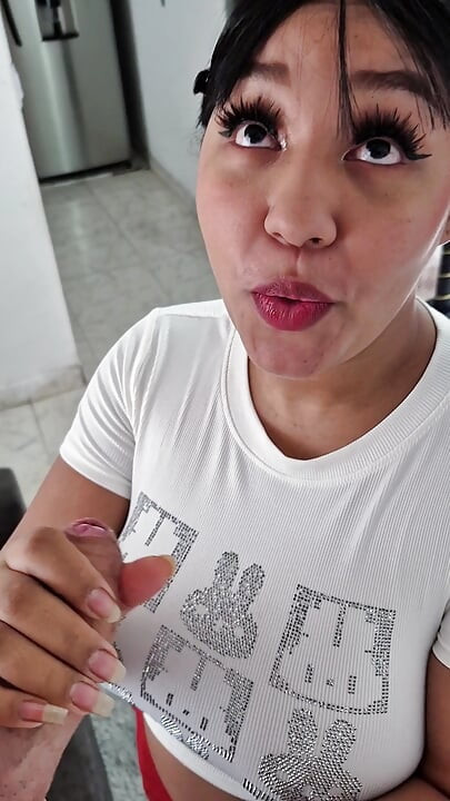 Venezolanerin weiß nicht, wie man den boden fegt, also lasse ich sie schwanz lutschen und gebe es hart in den arsch