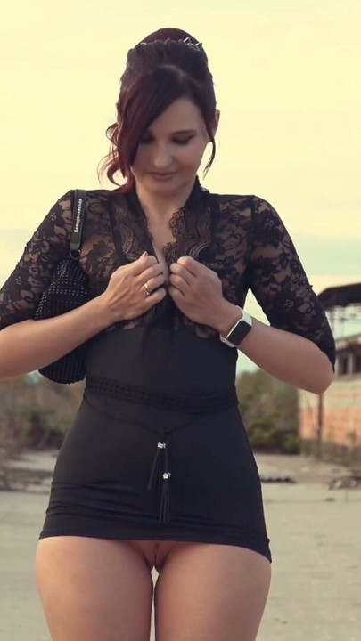 Jeny Smith a provocar o cu e a cona ao ar livre | Clip 2