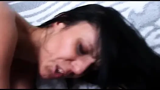 Asyalı Sürtük Amına Ve Götüne Yumruk Sokuyor, Ateşli Bir Şekilde Fışkırtıyor!