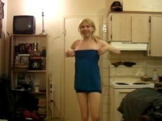 Puta transexual en mini azul apretado