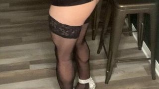 Maricas prostituta em lingerie e sandálias de salto alto brilhantes