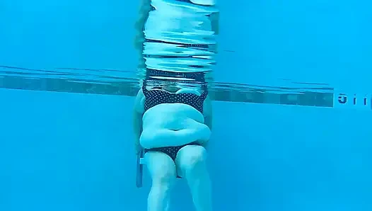 Смотри, как толстушка медсестра Вики занимается упражнениями в бассейне с подводной камерой увидеть мое