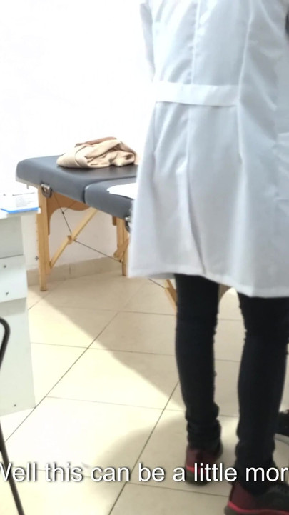 Zapanjujući trenutak iz filma "Proktolog obavlja analni pregled pacijenta sa zatvorom."