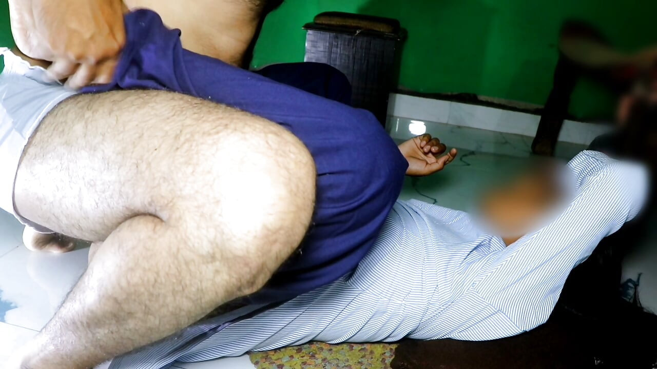 O cantitate uriașă de spermă a curs afară din pizdă ca apa de râu. O studentă și un profesor desi atrăgători, intens. O fată frumoasă vrea să sugă pula.