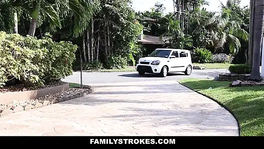 Sürtük genç kız şükran gününde babamı sikiyor