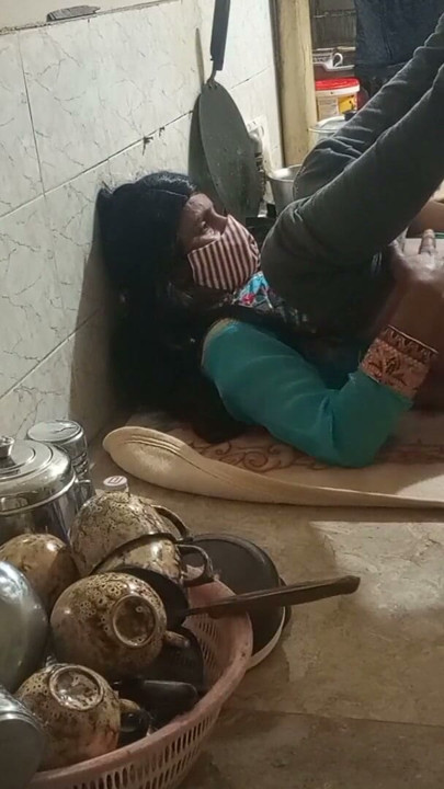 Indian stepsister has hard sex in kitchen, bhai ne behan ko kitchen me jabardasti choda, Clear hindi audio | Clip 1