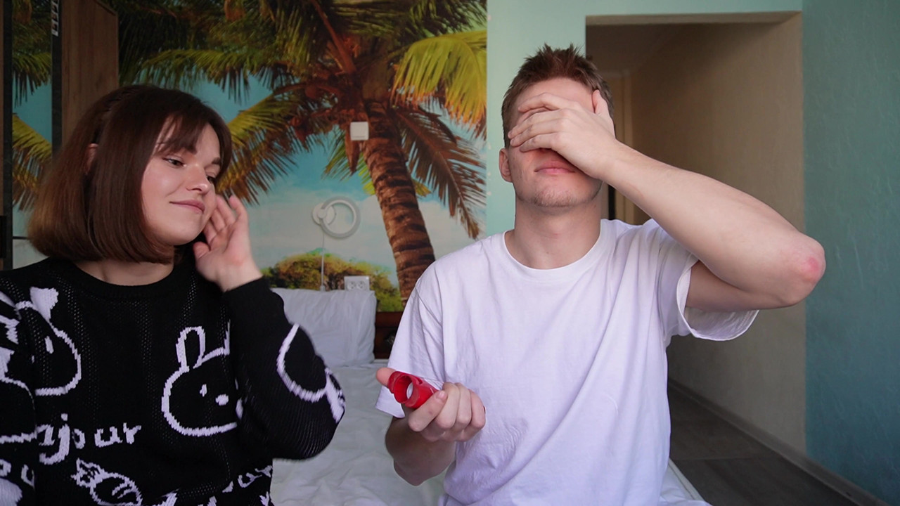 流行的在线游戏在视频博客期间变成继兄弟和继妹之间的性爱