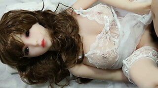 Love Doll Marin en lingerie blanche, jarretelles