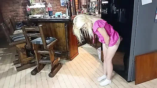 Ich ficke den kühlschrank, während mein freund zuschaut