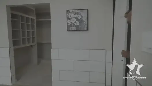 Ev avcıları potansiyel evin dolabında sikişiyor