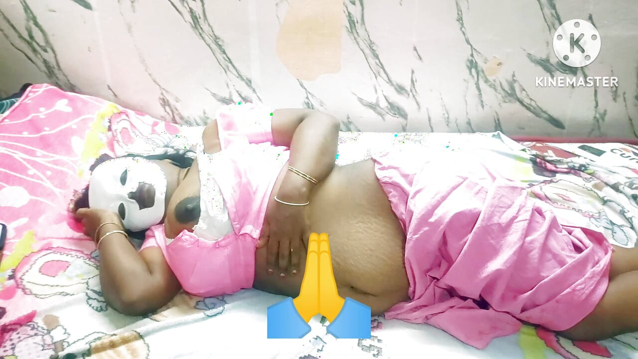 India caliente se masturba y lamiendo leche