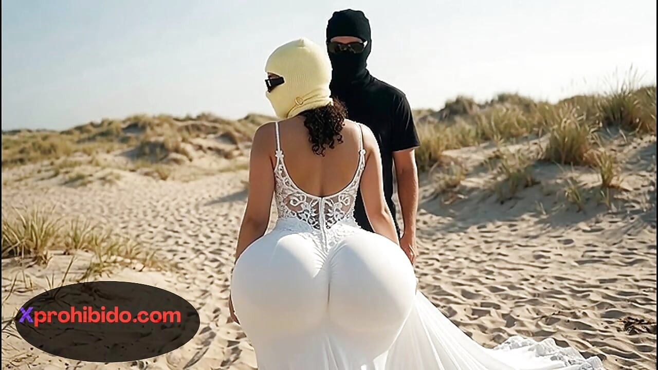 Menina rabuda saltando sua bunda enorme em fio dental fino