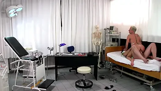 Sarışın Orta Yaşlı Seksi Kadın Çifte Penetrasyon Doktor Muayenesinde Sikişiyor