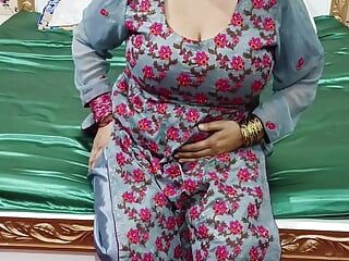 Hete Desi Shilpa Bhabhi drukt op haar grote borsten en masturbeert met een dildo