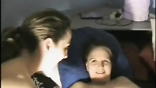 İki seksi hatun birbirlerinin amını tatmin ediyor