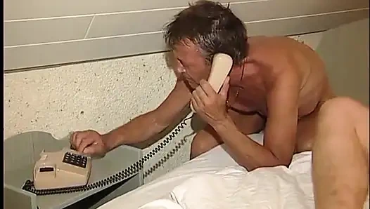 Rothaarige GILF bekommt ihren arsch gefingert und ihre muschi geleckt, bevor sie fickt