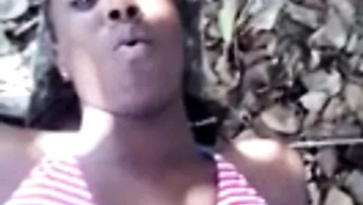 Grenadyjska dziewczyna bierze dużego kutasa w buszu