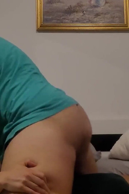 Seks amatur sebenar dengan ghairah, penembusan berganda, orgasme keras, pancutan mani di dalam makcik