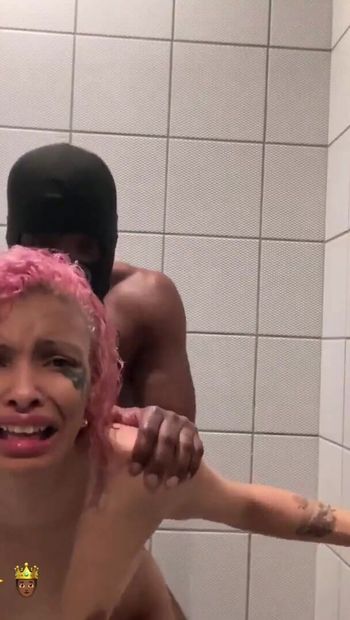 Moment à voir absolument de "michikomalandro suce une grosse bite noire puis se fait sodomiser sous la douche ! Partie 3"