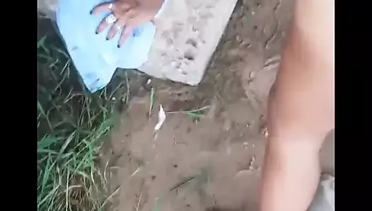 Невестка позволяет себе быть записана на видео мочеиспускания в реке, она получила рот своей молодой шлюхи, заполненное молоком