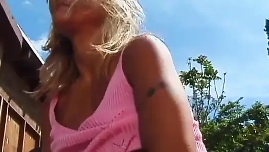 Büyük memeli esnek sarışın kendi amcığını yalıyor