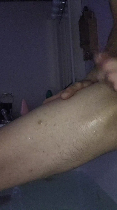 Membelai, mengocok, bermain anal, dan muncrat di bak mandi
