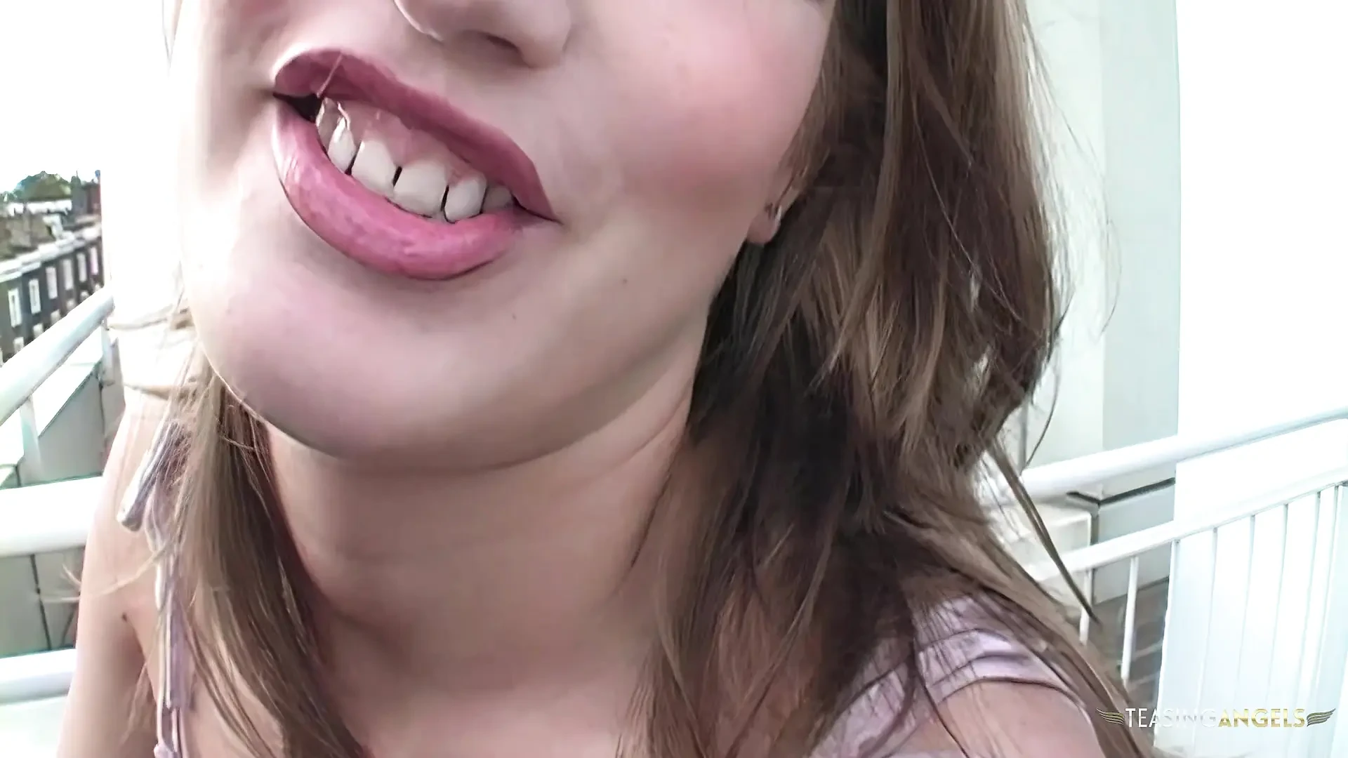 كاتالين تمتص بي بي سي أثناء استراحة التدخين ثم تمارس الجنس بشدة من الخلف