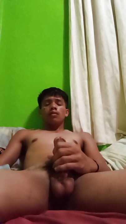 Filipino Twink’s Steamy Solo Session with Explosive Cumshot