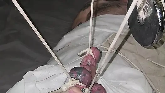 Хорошая девушка и яиц и члена завернули, взвесили и отшпилили воском