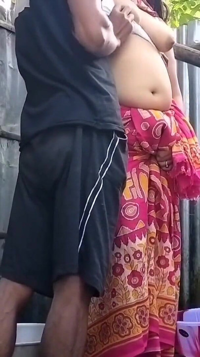 Snažan trenutak iz "Red Saree Village: Seks s udanom ženom (službeni video Villagesex91)"
