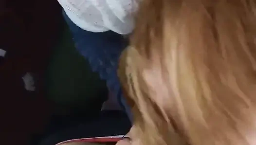 Blondine lutscht mich neben dem pc live