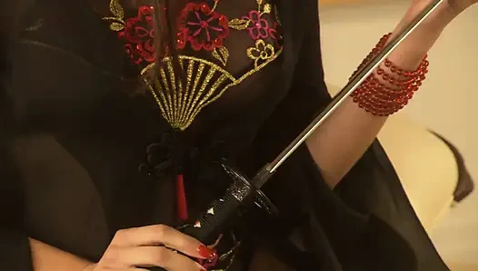 Kadın onun yarağıyla oynadı ve sonra onun yarağıyla oynadı