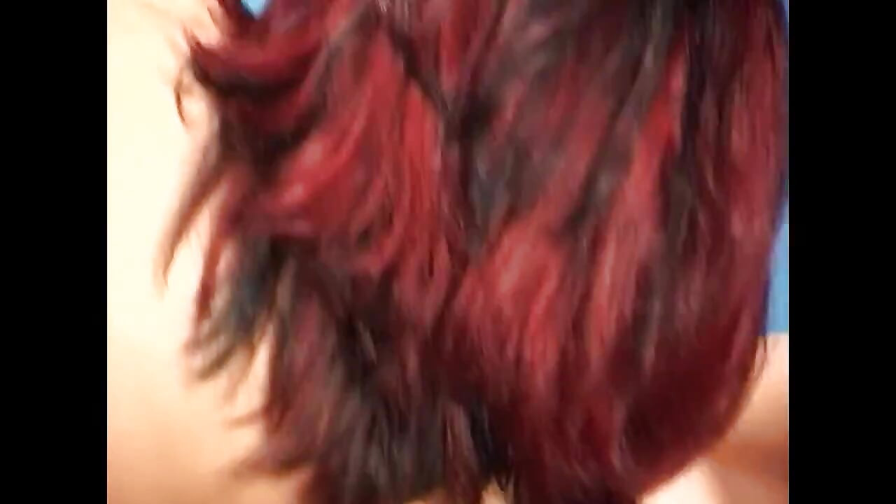 Lezbiyen fotoğrafçı amcık için can atıyor ve seksi bir modeli baştan çıkarıyor