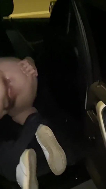 来自“吞下精子的关键时刻。屁股打屁股。第一人称视角口交。户外喉咙。