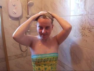 Lavar el cabello en traje de baño