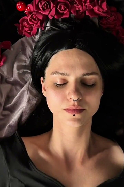 Morticia inspirada em cosplay gótico, caixão dildo solo