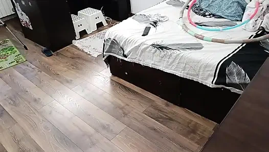 Seksi evli kadın evde çıplak egzersiz yapıyor.