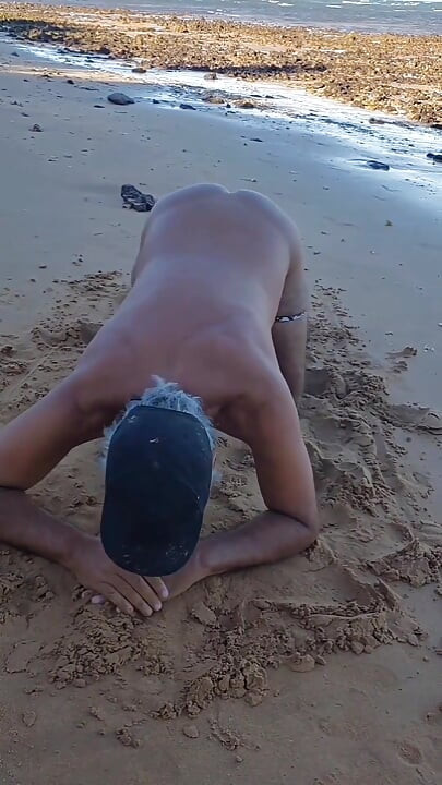 Ladysilva समुद्र तट पर अपनी हॉट गांड दिखाते हुए नग्न