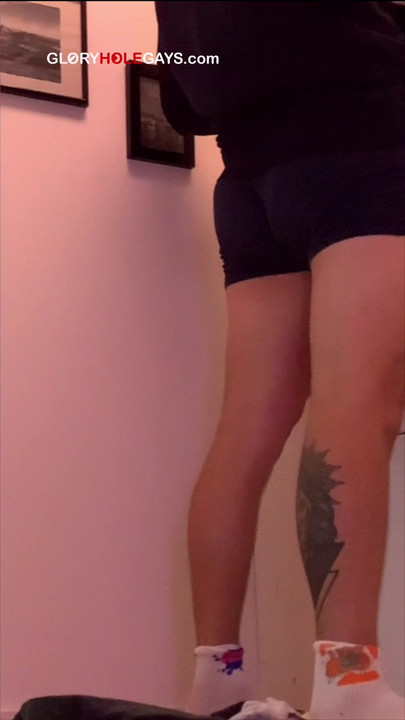 Mladi 25-godišnjak na gloryholeu, njegova guza na rupi