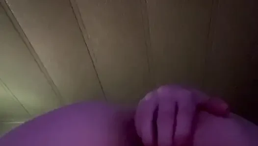 Orgazm yapay penisi bu sıkı domaltmalı amcığından dışarı çıkarıyor
