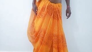 Une belle-mère magnifique en sari a envie de baiser le cul et de sucer la chatte
